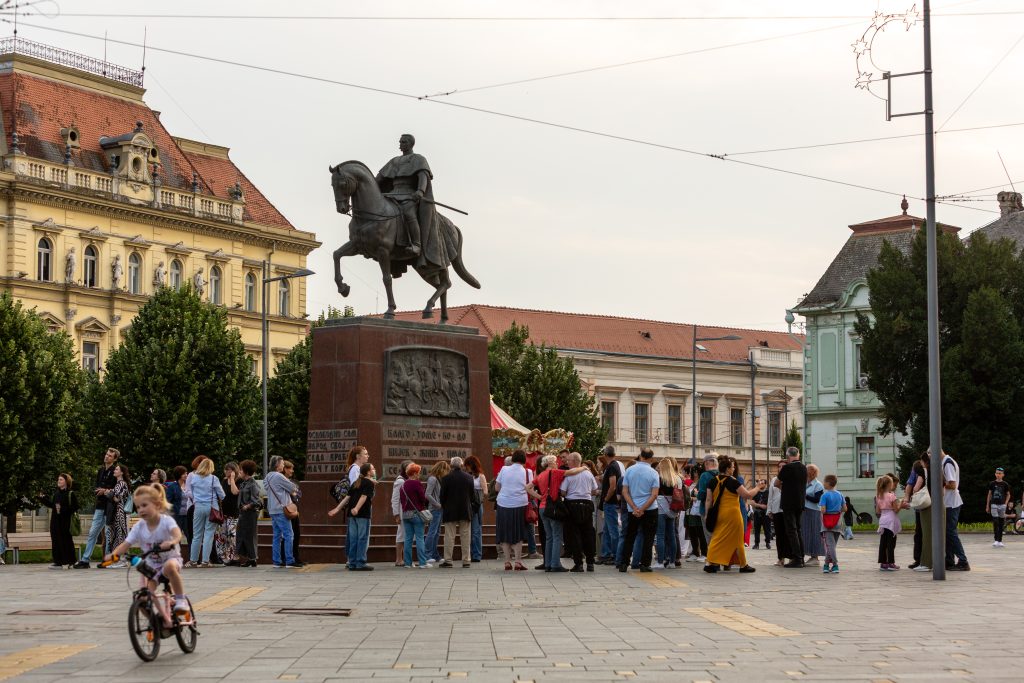 Шетња кроз архитектуру сецесије привукла велики број Зрењанинаца и туриста 2 IMG 3234