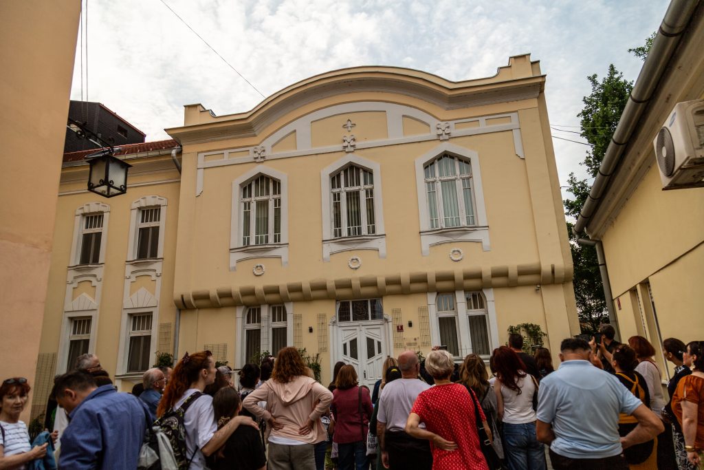 Шетња кроз архитектуру сецесије привукла велики број Зрењанинаца и туриста 6 IMG 3326