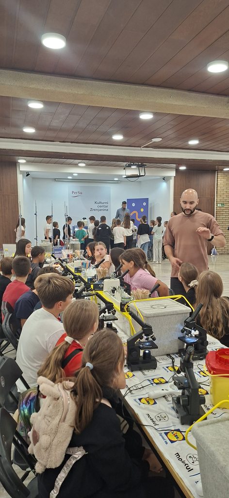 Дечји научни караван одушевио малишане у Културном центру Зрењанина 2 20260914 141854 472x1024 1